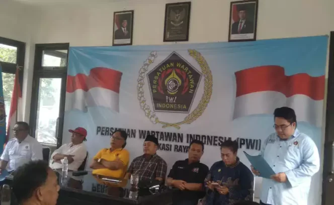 
PWI Bekasi Raya adakan rapat kerja membahas rencana program di tahun 2025 dan evaluasi kinerja selama 2024. (Dok: Istimewa)