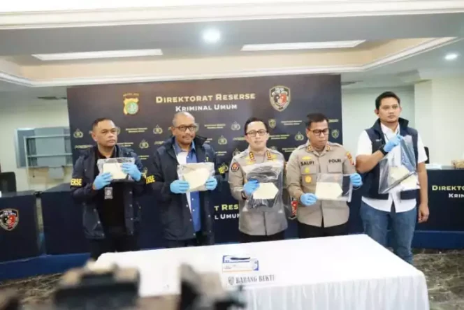 
Press Rilis Pengungkapan Pelaku Penikaman Pesinetron Sandy Permana di Mapolda Metro Jaya. (Dok: Istimewa)