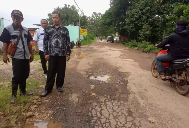 
Kades Ragemanunggal Setu, Endi, Meninjau Jalan Rusak Penghubung Antar Kabupaten Bekasi dengan Kabupaten Bogor. (Dok: Istimewa)