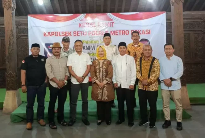 
Foto Bersama Kades dan Kapolsek di Acara Kenal Pamit Kapolsek Setu. (Dok: Istimewa)
