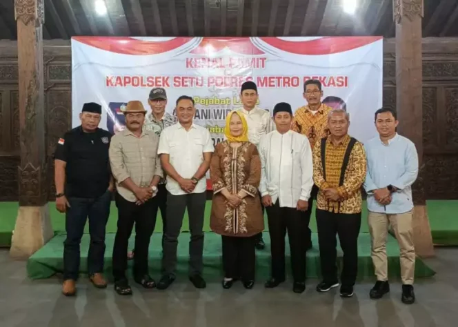 
Foto Bersama Kapolsek Setu Bersama Para Kades di Kecamatan Setu. (Dok: Istimewa)
