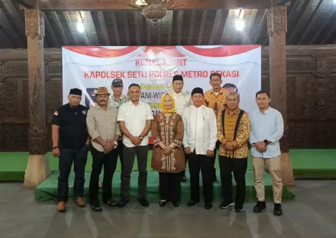 
Kades di Kecamatan Setu Bersama Kapolsek Setu. (Dok: Istimewa)