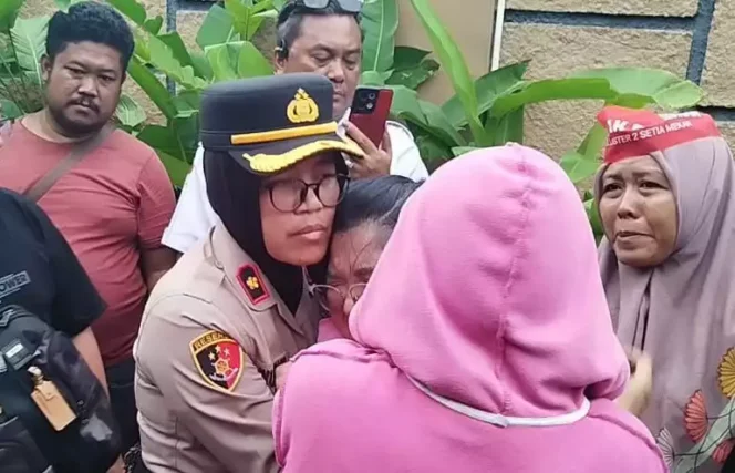 
Kapolsek Tambun, Kompol Wuryanti Menenangkan Warga Cluster Setiamekar saat di Eksekusi Lahan oleh Juru Sita PN Bekasi. (Dok: Istimewa)