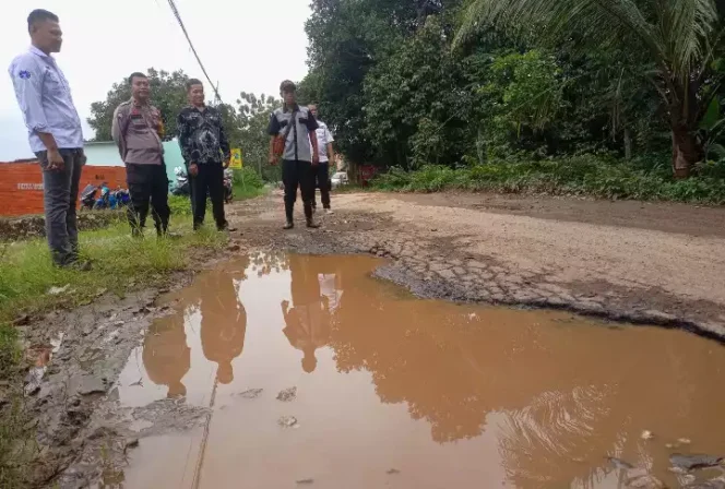 
Kades Ragemanunggal Setu, Endi, Tinjau Jalan Rusak Penghubung Antar Kabupaten. (Dok: Istimewa)