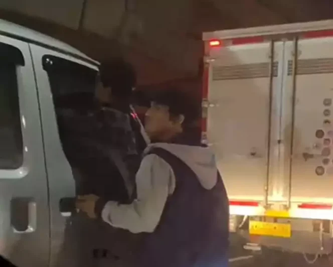 
Tangkapan Layar Aksi Perampokan/Pembegalan di Tol Plumpang Tanjung Priok. (Dok: Istimewa)