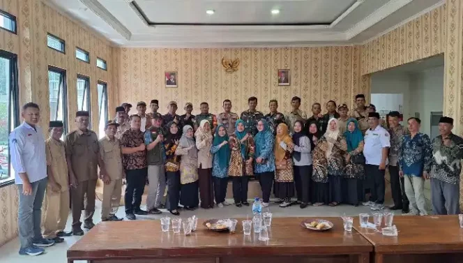 
Rapat Minggon Pemdes Ragemanunggal Setu. (Dok: Istimewa)