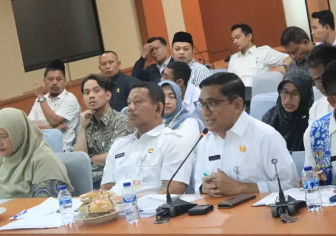 
Rapat gabungan komisi DPRD Kabupaten Bekasi dihadiri oleh Dinas Kesehatan, Dinas Sosial, Bappeda, Disdukcapil, dan BPJS Kesehatan. (Dok: Istimewa)