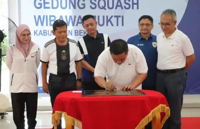 
Kadisbudpora Kabupaten Bekasi, Iman Nugraha, mendampingi Pj Bupati Bekasi, Dedy Supriyadi, meresmikan Gedung Squash Wibawa Mukti. (Dok: Istimewa)