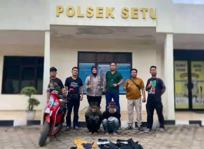 
Foto yang Beredar Soal Penangkapan 2 Remaja Diduga Pelaku Begal Kendaraan di Mapolsek Setu. (Dok: Istimewa)