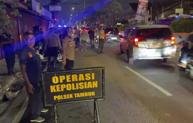 
Kapolsek Tambun Selatan Pimpin Giat Patroli dan Razia Malam. (Dok: Istimewa)