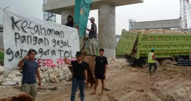 
Aksi Unjuk Rasa di Proyek Tol Japek II, Burangkeng, Setu. (Dok: Istimewa)