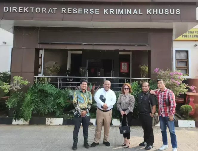 
Nasabah Bank UOB bersama Kuasa Hukum di Mapolda Jabar. (Dok: Istimewa)