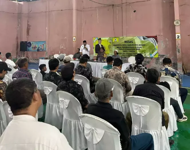 
Reses Komisi II DPRD Kabupaten Bekasi, Bosih Awalludin, di Kecamatan Setu. (Dok: Istimewa)