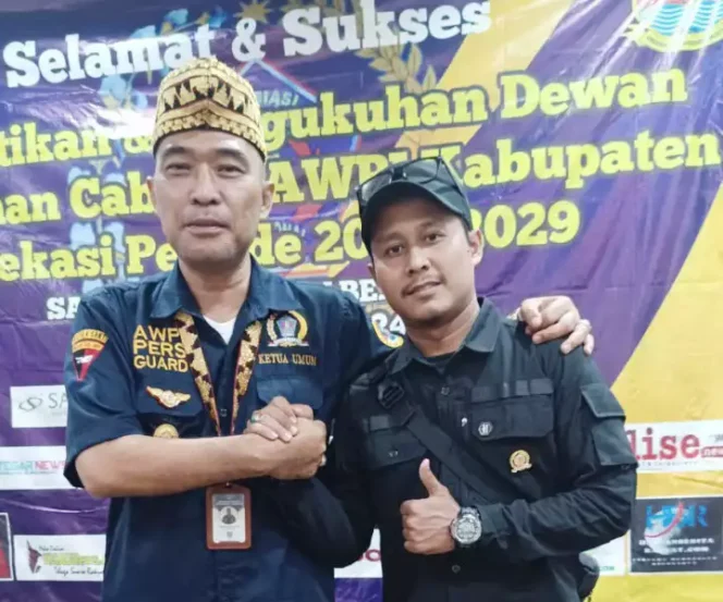 
Ketum AWPI, Hengki Ahmad Jazuli (Kiri) / Pengurus AWPI Kabupaten Bekasi, UJ. Nurdin, (Kanan). (Dok: Istimewa)