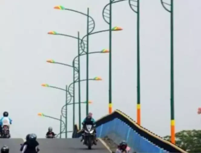 
Pemasangan Lampu PJU Dekoratif di Jalan Kalimalang Kabupaten Bekasi. (Dok: Istimewa)