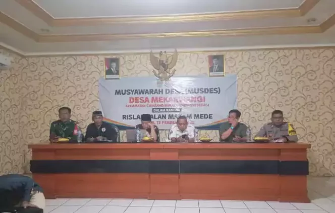 
Rapat Musdes Mekarwangi, Cikarang Barat, Bahas Soal Ruislag Tanah Jalan Menuju Makam Mede. (Dok: Istimewa)