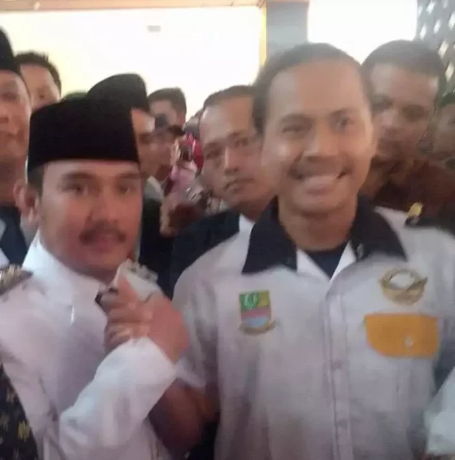
Sekjend LSM Garda Bekasi, Rian, Bersama Bupati Bekasi, Ade Kuswara Kunang, SH. (Dok: Istimewa)