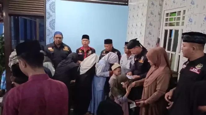 
Buka Puasa Bersama dan Santunan Yatim Piatu Ormas Garda Pasundan DPC Cikarang Barat. (Dok: Istimewa)