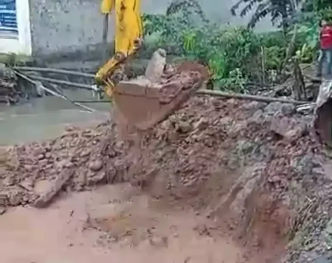 
Perbaikan Jembatan Manunggal Sasak Sadang, Telajung, Cikarang Barat. (Dok: Istimewa)