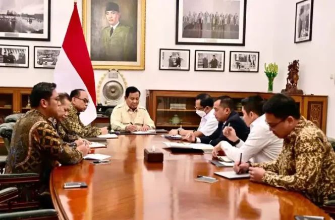 Presiden Prabowo Subianto memimpin rapat terbatas dengan sejumlah Menteri Kabinet Merah Putih di Istana Merdeka. (Istimewa)