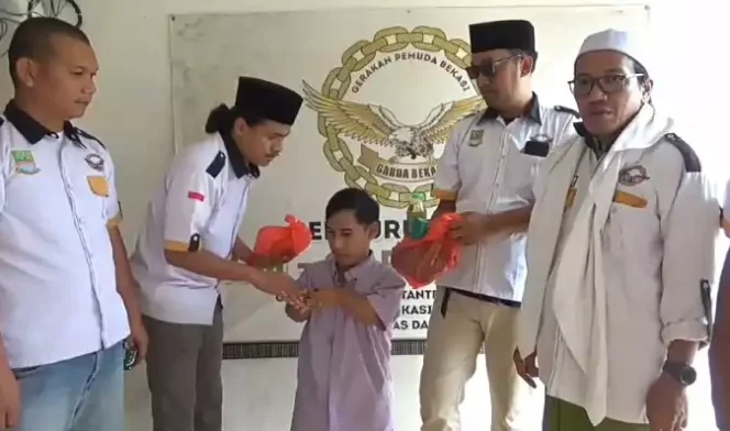 
LSM Garda Bekasi Berbagi Kepada Kaum Disabilitas. (Dok: Istimewa)