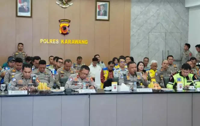 
Rapat jajaran Ditlantas Polda Metro Jaya dan Polda Jawa Barat terkait persiapan Operasi Ketupat 2025 di Polres Karawang. (Dok: Istimewa)