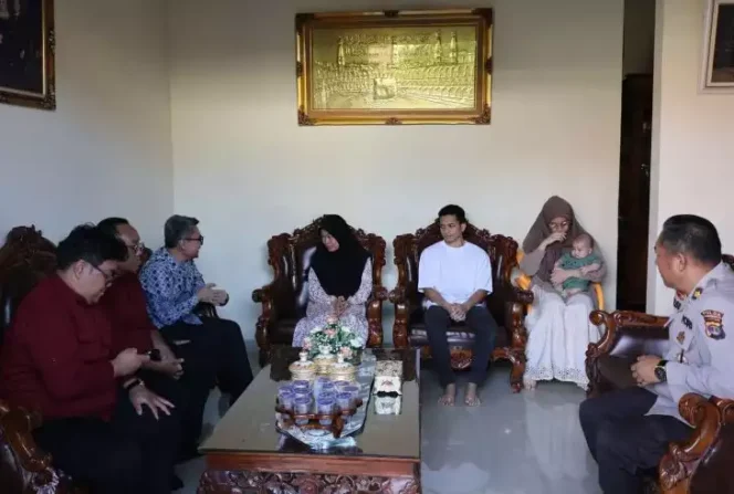 
Komnas HAM) yang mengunjungi rumah duka Briptu (Anumerta) Ghalib Surya Ganta di Kelurahan Way Kandis, Kecamatan Tanjung Senang, Kota Bandar Lampung. (Dok: Istimewa)