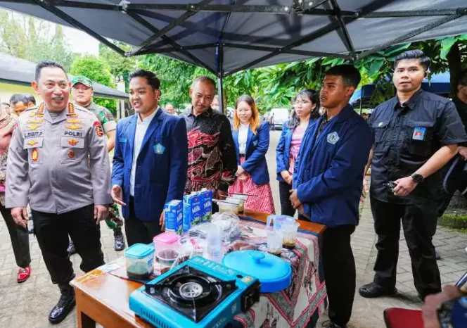 
Kepala Kepolisian Negara Republik Indonesia (Kapolri), Jenderal Listyo Sigit Prabowo, menghadiri acara pembukaan Pekan Orientasi Himpunan Mahasiswa Buddhis Indonesia (HIKMAHBUDHI) ke-12. (Dok: Istimewa)