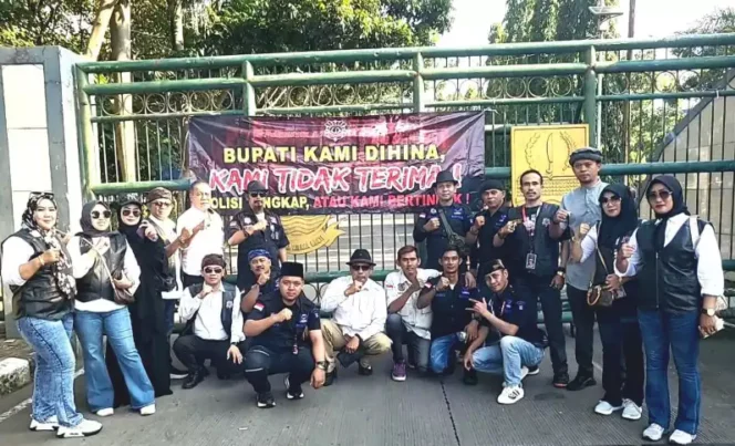 
Aksi Damai Aliansi Ormas Bekasi di Depan Kantor Pemerintah Daerah Kabupaten Bekasi. (Dok: Istimewa)