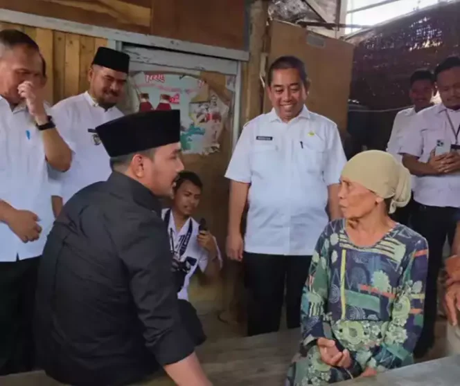
Kadis Perkimtan, Nur Chaidir, Dampingin Bupati Bekasi, Ade Kuswara Kunang, Tinjau Pembangunan Rutilahu. (Dok: Istimewa)