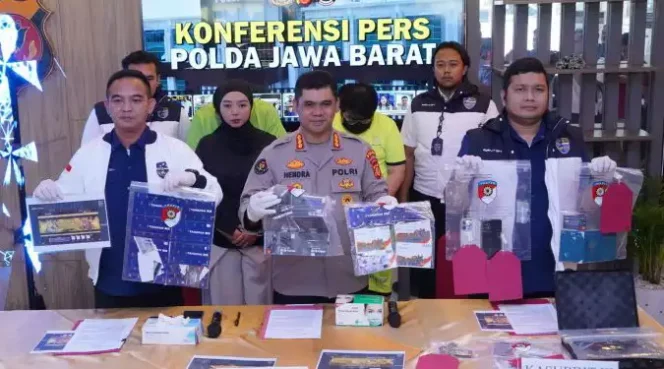 
Polda Jabar Tangkap 2 Tersangka Jaringan Judi Online Antar Daerah
