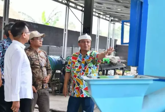
Sekda Herman kunjungan ke koperasi di Desa Cangkuang Wetan, Kecamatan Dayeuhkolot, Kabupaten Bandung. (Dok: Istimewa)