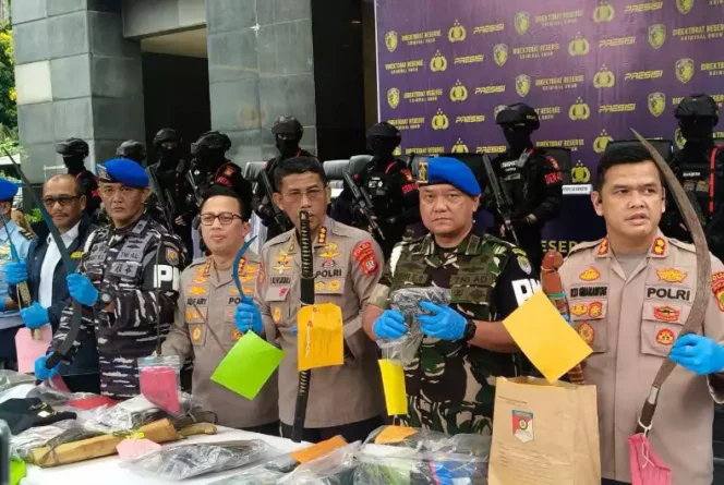 
Konferensi Pers Polda Metro Jaya Penangkapan Oknum Ormas Premanisme. (Dok: Istimewa)