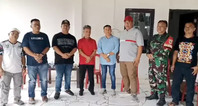 
Kunjungan Camat Bantargebang bersama Lurah Cikiwul, Sarwin Edi Saputra, serta Anggota Komisi II DPRD Kota Bekasi H. Anton, S.Kom, ke kediaman Ketua IPI, Tarmin. (Dok: Istimewa)