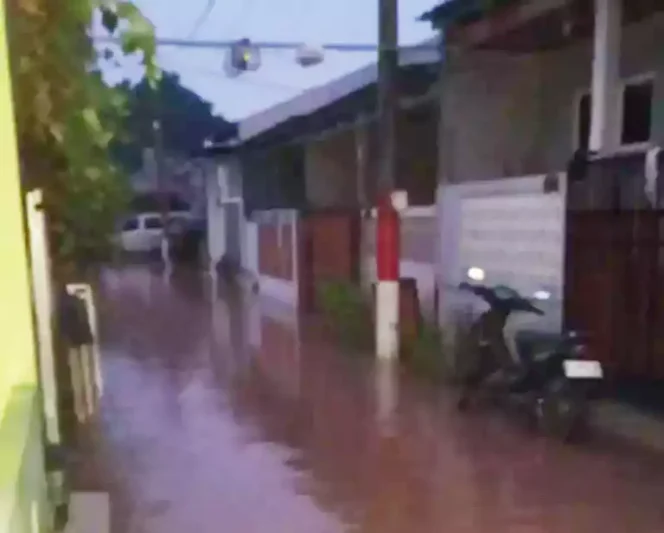 
Penampakan Banjir Perumahan Griya Sulthan Nirwana Setu. (Dok: Istimewa)