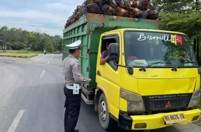
Satlantas Polres Tulang Bawang Barat saat ini tengah melaksanakan tahap sosialisasi terkait penertiban kendaraan Over Dimension and Over Load (ODOL). (Dok: Istimewa)