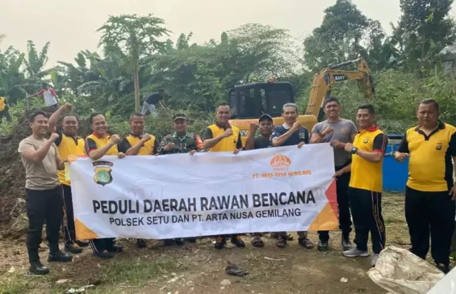 
Polsek Setu Gelar Kegiatan Peduli Rawan Bencana di Perumahan Gandaria, Mewujudkan Lingkungan Aman. (Dok: Istimewa)