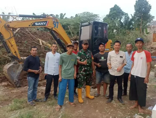 
Kades Iing Solihin dan Warga Perumahan Mustika Gandaria Setu Giat Kerja Bakti Antisipasi Banjir. (Dok: Istimewa)