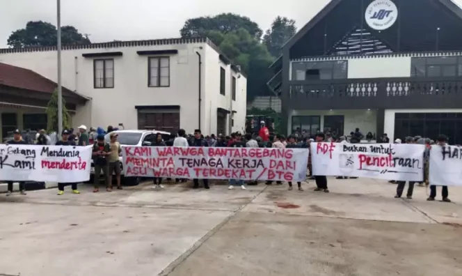 
Aksi Demo Warga Bantargebang di RDF Plant Kota Bekasi. (Dok: Istimewa)