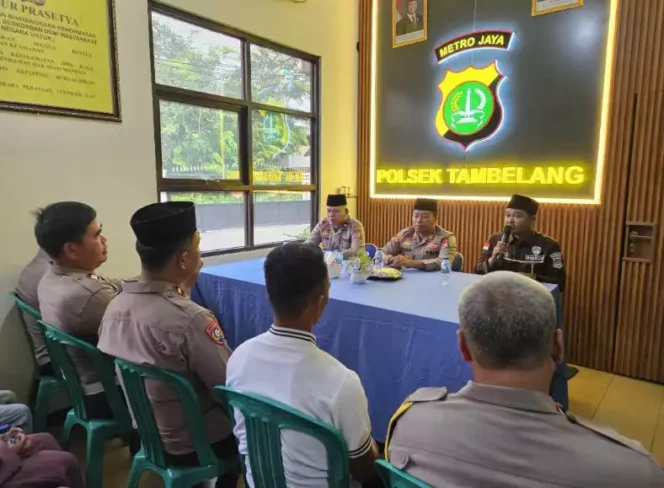 
Polsek Tambelang Gelar Binrohtal dan Santunan Anak Yatim Piatu Bersama Ust. Dedy Hidayat dari Polda Metro Jaya. (Dok: Istimewa)