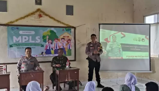 
Kegiatan Police Goes to School Polsek Setu di SMK BRAHARI. (Dok: Istimewa)