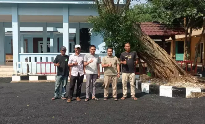 
Pengaspalan Halaman Kantor Desa Ciledug, Setu. (Dok: Istimewa)