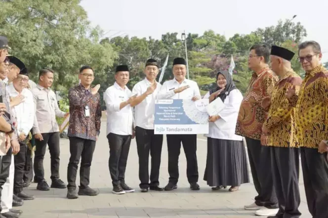
Bupati Karawang, Aep Syaepuloh, secara resmi mengukuhkan sebanyak 2.552 pengurus dan pengawas Koperasi Merah Putih. (Dok: Istimewa)