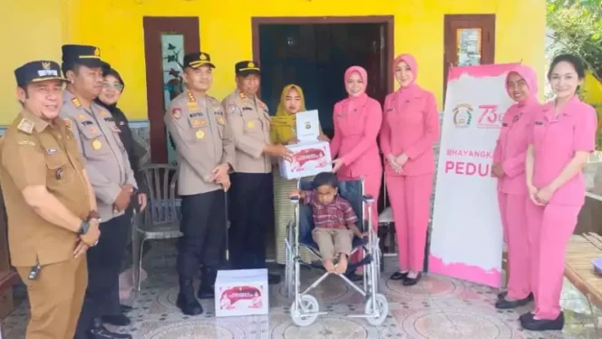 
Kapolres Metro Bekasi, Kombes Pol Mustofa S.I.K., M.H., melaksanakan kegiatan Bakti Kesehatan dan Penyaluran Bantuan Kursi Roda kepada penyandang disabilitas. (Dok: Istimewa)