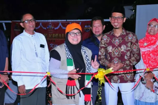 
Ketua Komisi II DPRD Kabupaten Bekasi, Ani Rukmini, Hadiri Soft Launching HUT RI dan Resmikan Sarana Olahraga di Babelan. (Dok: Istimewa)