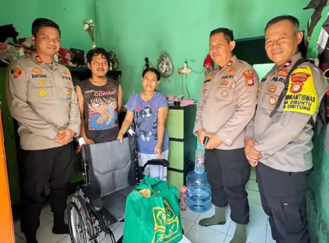 
Polsek Cikarang Barat Serahkan Bantuan Kursi Roda & Sembako untuk Anak Disabilitas di Cibitung. (Dok: Istimewa)