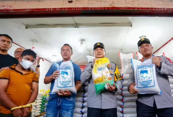 
Pengungkapan kasus pengoplosan beras reject sebanyak 9 ton di Riau. (Dok: Istimewa)