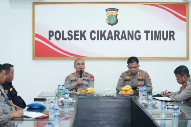 
Kapolres Metro Bekasi, Kombes Pol Mustofa, S.I.K., M.H., melakukan kunjungan kerja ke Mako Polsek Cikarang Timur. (Dok: Istimewa)