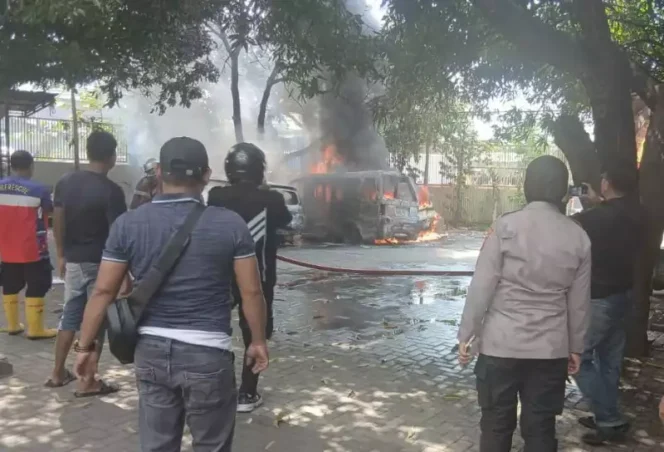 
Kebakaran Tiga Mobil di Lahan Parkir Masjid Al Falah Cirebon. (Dok: Istimewa)
