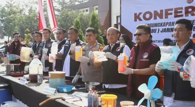 
Konferensi Pers Pengungkapan Laboratorium Narkotika. (Dok: Istimewa)